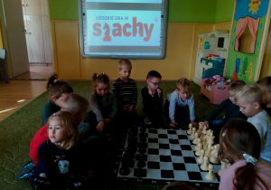 Dzieci oglądają figury szachowe